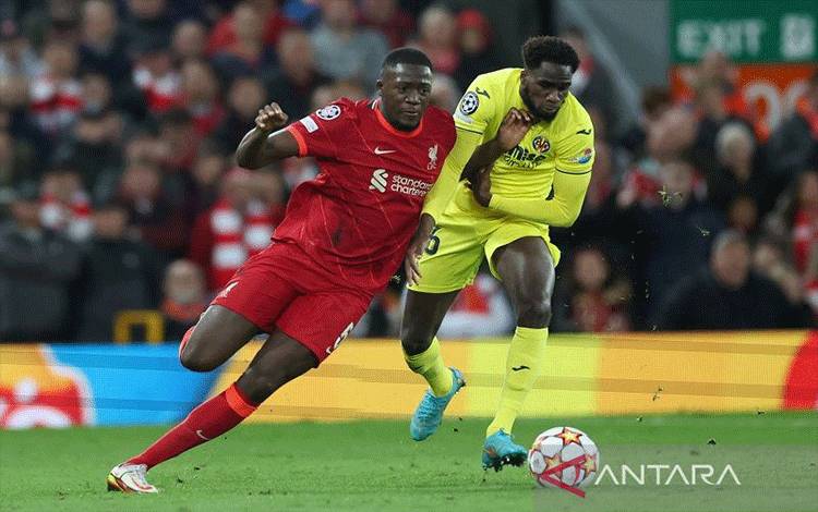 Bek tengah Liverpool Ibrahima Konate (kiri) berebut bola dengan penyerang Villarreal Boulaye Dia dalam pertandingan leg pertama semifinal Liga Champions di Stadion Anfield, Liverpool, Inggris, Rabu (27/4/2022). (ANTARA/REUTERS/ACTION IMAGES/Carl Recine)