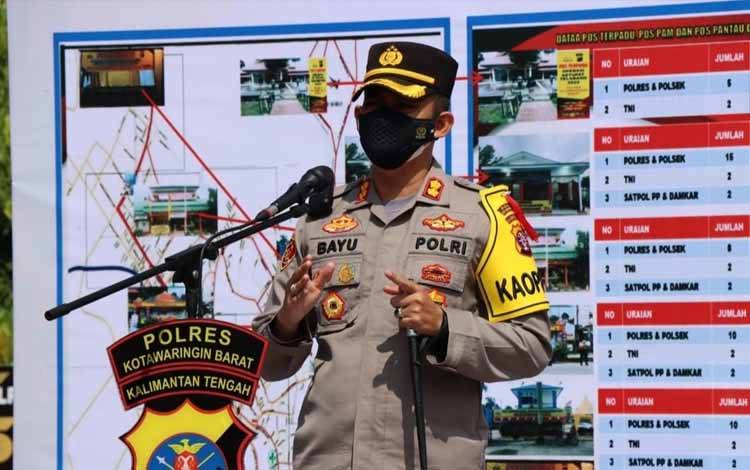 Kapolres Kobar AKBP Bayu Wicaksono, saat memberikan arahan pada personelnya