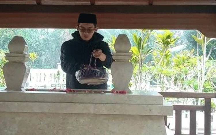 VIDEO: Ustadz Handy Bonny Ziarah ke Makam Orangtua H Abdul Rasyid AS