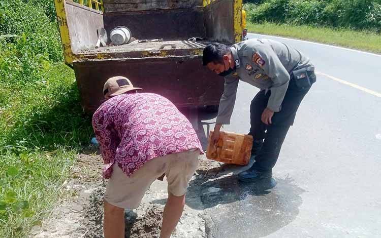 Polsek Dusun Tengah Tambal Jalan Berlubang di Lokasi Rawan Kecelakaan
