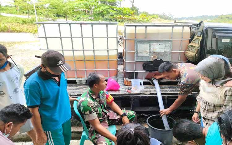 Kodim Muara Teweh Salurkan Minyak Goreng Murah PT CBU