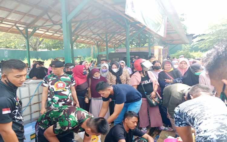 Warga Muara Teweh Antusias untuk Dapat Minyak Goreng Murah