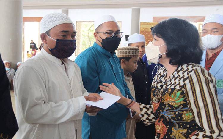 Pemkab Pulang Pisau Bagikan Insentif untuk Ustadz dan Ustadzah