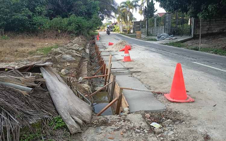 Dinas PU Gunung Mas Lakukan Pemeliharaan Jalan