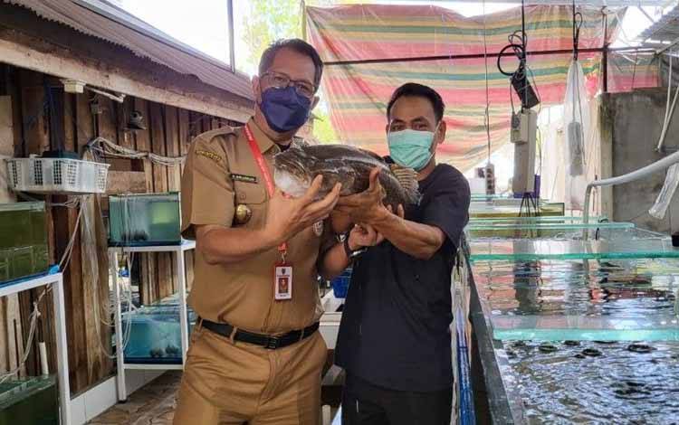 Kadislutkan Kalteng Darliansjah (kiri) saat mengunjungi UKM ekspor kelautan dan perikanan di Palangka Raya
