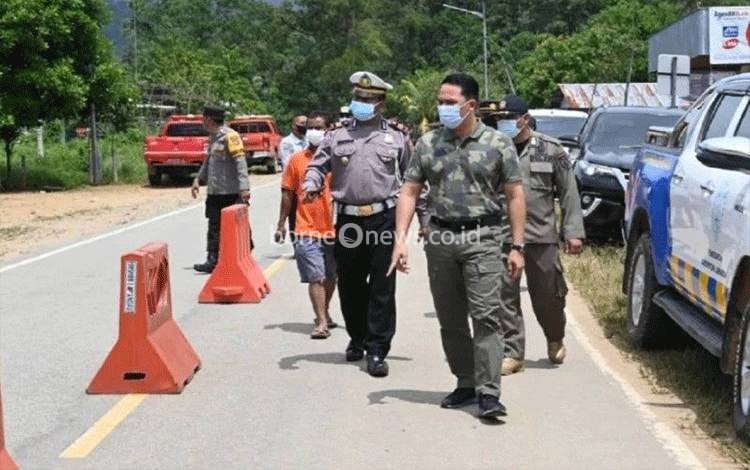 Bupati Lamandau Hendra Lesmana meninjau arus mudik di perbatasan Kalteng-Kalbar, Jumat, (29/4/2022). ANTARA/HO-Pemkab Lamandau