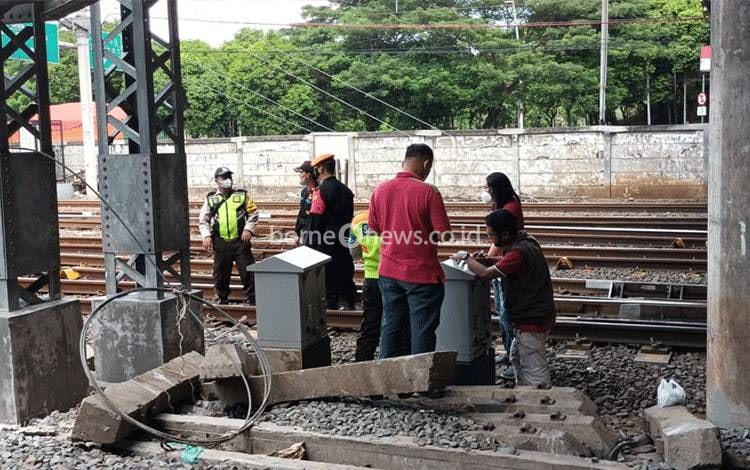 Petugas mengevakuasi jenazah pria diduga tewas setelah melompat dari Jembatan Layang Jatinegara, Jakarta, Minggu (1/5/2022). ANTARA/HO-Polsek Pulogadung