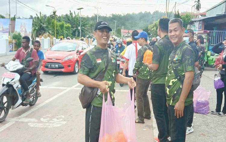 Bisma Papua Barat Bagikan Takjil di Penghujung Ramadan?