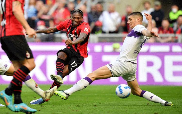 Pemain AC Milan Rafael Leao (tengah) menyarangkan gol penentu kemenangan dalam laga Serie A Italia antara AC Milan dan Fiorentina di San Siro, Milan, Italia, 1 Mei 2022. (REUTERS/DANIELE MASCOLO)