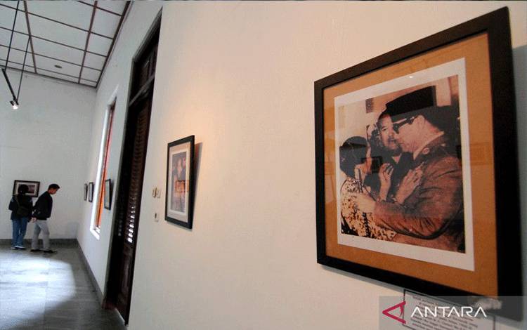 Pengunjung memperhatikan deretan foto dokumentasi milik Tito Zeni Asmarahadi dalam pameran foto "Cinta Inggit Garnasih" di Gedung Indonesia Menggugat Bandung, Jawa Barat, Sabtu (28/2). Pameran foto "Cinta Inggit Garnasih" yang diselenggarakan Kelompok Anak Rakyat (Lokra) merupakan kegiatan untuk mengenang jasa dan perjuangan Inggit Garnasih dalam menemani perjalanan Presiden Soekarno menuju kemerdekaan Indonesia. Sekaligus pameran ini diselenggarakan untuk mengenalkan kembali sosok Inggit Garnas