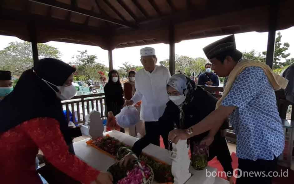 H Abdul Rasyid AS Bersama Keluarga Ziarah Makam di Hari Kedua Idulfitri