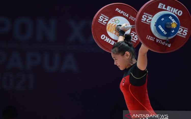 Lifter putri Jawa Barat Windy Cantika mengangkat beban pada kelas 49 kg PON Papua di Auditorium Universitas Cenderawasih, Kota Jayapura, Papua, Rabu (6/10/2021).Lifter putri Jawa Barat Windy Cantika berhasil meraih medali emas dengan total angkatan 192 kg sementara medali perak diraih lifter Jawa Tengah Siti Nafisatul dengan total angkatan 170 kg dan medali perunggu diraih lifter Kalimantan Selatan Riska Nur Amanda dengan 167 kg