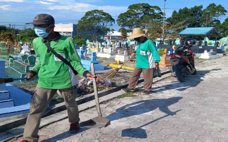 DLH Kobar Kerahkan Belasan Personel Bersihkan Makam