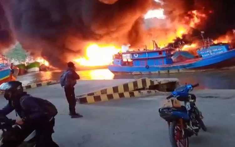 Sejumlah Kapal Nelayan Terbakar