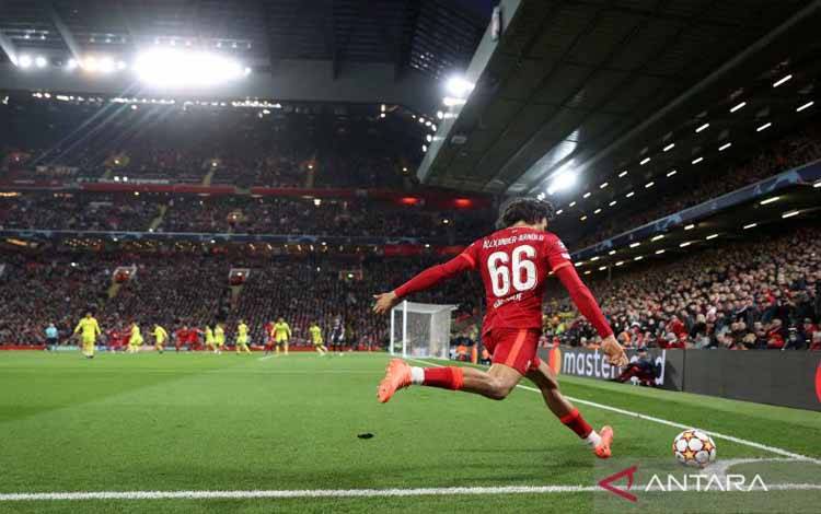 Pemain Liverpool Trent Alexander-Arnold mengeksekusi sepak pojok ke arah gawang Villarreal pada pertandingan babak Semi Final leg pertama Liga Champions di Stadion Anfield, Liverpool, inggris, Rabu (27/4/2022).