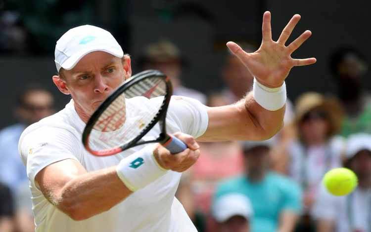 Petenis Afrika Selatan Kevin Anderson beraksi di babak ketiga pertandingan melawan petenis Argentina Guido Pella pada turnamen tenis WImbledon di All England Lawn Tennis and Croquet Club di London, Inggris, Jumat (5/7/2019).