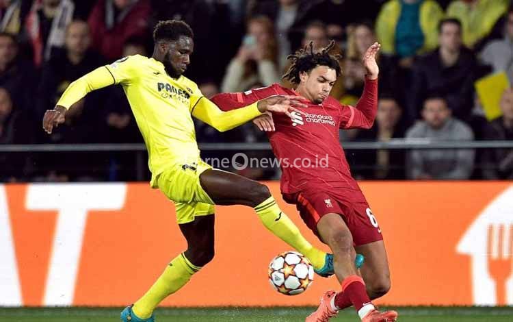 emain Liverpool Trent Alexander-Arnold berebut bola dengan pemain Villareal Boulaye Dia di leg kedua semifinal Liga Champions di Estadio de la Ceramica, Villareal, Spanyol, Selasa (3/5/2022) waktu setempat