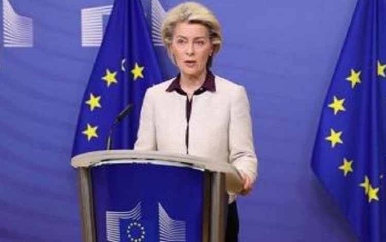 Presiden Komisi Eropa Ursula von der Leyen berbicara tentang "European Chips Act" yang dibuat komisi itu di markas besar Uni Eropa (UE) di Brussel, Belgia, pada 8 Februari 2022