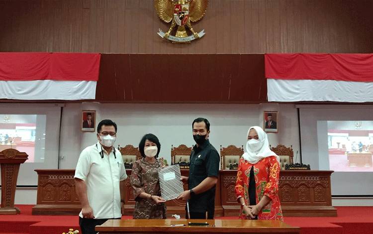 Taty Narang Sampaikan ini pada Pidato Pengantar Rekomendasi DPRD terhadap LKPj 2021