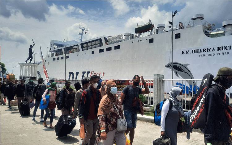 16.284 Jiwa Tinggalkan Pelabuhan Kumai Gunakan Kapal Laut