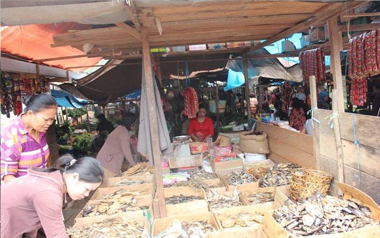 Suasana Pasar Pelita Hilir Puruk Cahu.