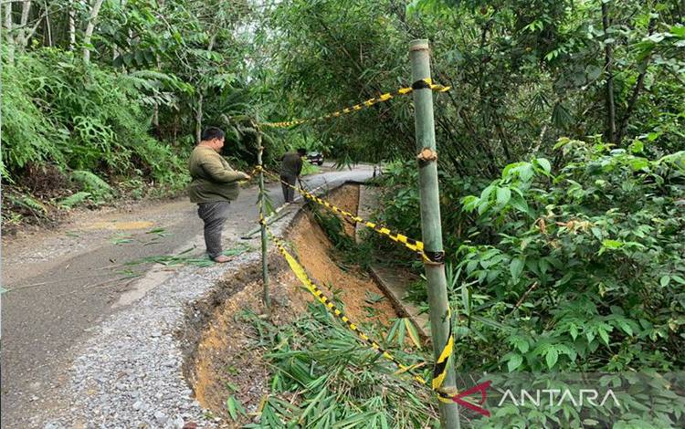 Jalan Muara Teweh-Lemo di Barito Utara Longsor