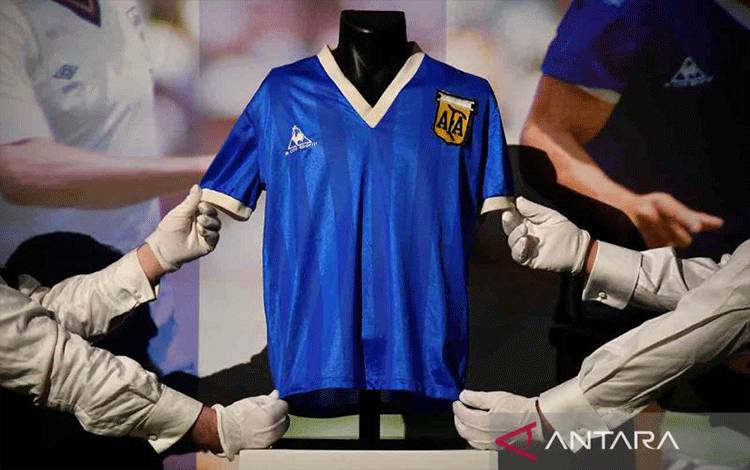 Jersey legenda Argentina Diego Maradona saat tampil di Piala Dunia 1986 dipajang sebelum dilelang oleh Sotheby's di London, Inggris, Rabu (20/4/2022). ANTARA FOTO/REUTERS/Toby Melville/rwa.