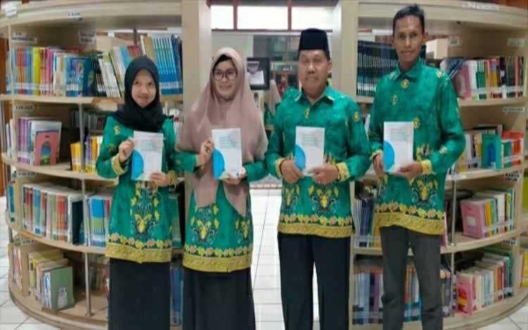 Kepala MTsN 1 Kapuas Apresiasi Guru BK Terlibat Penulisan Buku