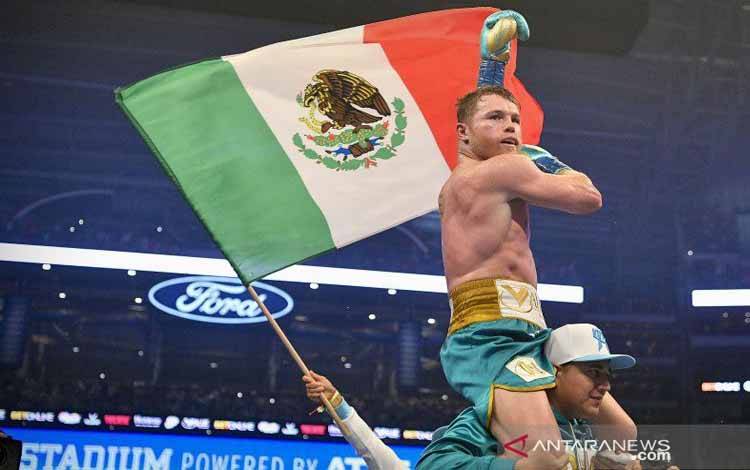 Petinju Mexico Saul Canelo Alvarez merayakan kemenangannya atas Billy Joe Saunders asal Inggris dalam laga tinju kelas menengah super di AT&T Stadium, Arlington, Texas, AS, SABTU (8/5/2021)