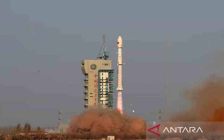 Roket Long March-4C yang membawa satelit Gaofen-3 03 lepas landas dari Pusat Peluncuran Satelit Jiuquan di China barat laut, Kamis (7/4/2022). Satelit observasi Bumi baru tersebut diluncurkan pada pukul 07.47 Waktu Beijing atau 06.47 WIB, dan telah berhasil memasuki orbit yang direncanakan