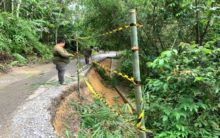 Dinas PUPR Barito Utara Pasang Rambu Imbauan dan Pita Pengaman di Jalan Longsor Menuju Desa Lemo