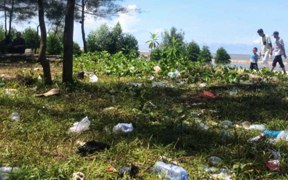 Tempat Wisata Ujung Pandaran Dipenuhi Sampah