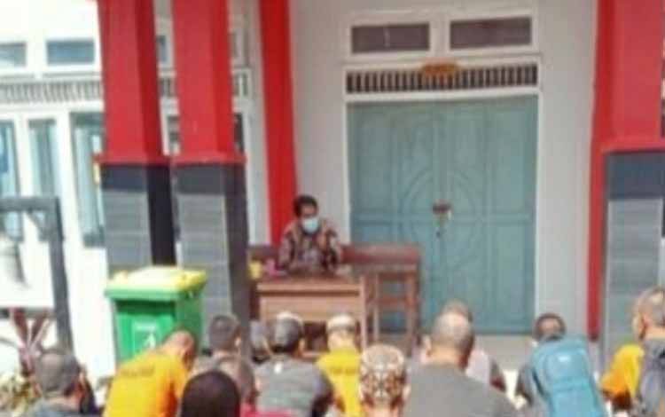 Petugas Rutan Kapuas Pindahkan Tahanan Baru dari Sel Isolasi ke Blok Tahanan