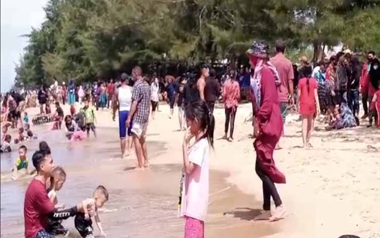 Pengunjung Pantai Ujung Pandaran Diperkirakan Capai 10 Ribu