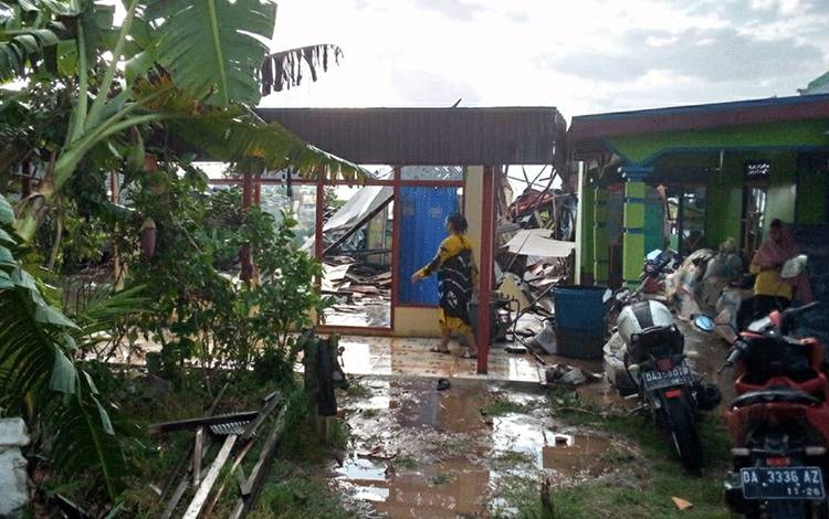 16 Kepala Keluarga dan 48 Jiwa Terdampak Puting Beliung di Kapuas Timur