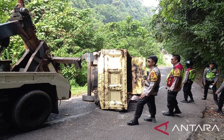 Kapolres Sukabumi AKBP Dedy Darmawansyah saat meninjau lokasi kecelakaan lalu lintas di Tanjakan Cisarakan, Desa Buniwangi, Kecamatan Palabuhanratu, Kabupaten Sukabumi, Jabar pada Jumat, (6/5). Di mana truk pengangkut wisatawan tidak kuat menanjak dan akhirnya terguling. Antara/Aditya Rohman