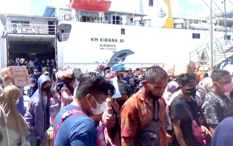 Para penumpang arus balik Lebaran dengan K.M. Kirana III dari Surabaya tiba di Pelabuhan Sampit, Jumat (6/5/2022). ANTARA/HO-Dokumentasi Pribadi