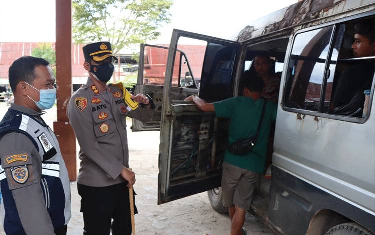 Kapolres Kobar AKBP Bayu Wicaksono didampingi Kepala Terminal Natai Suka, saat mengecek kelaikan bus.