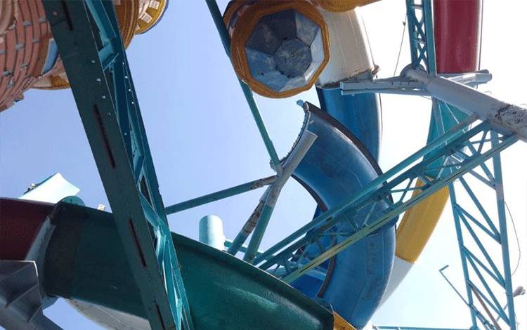 Seluncuran di waterpark Kenpark, Kenjeran, Kota Surabaya, Sabtu (7/5/2022), ambrol. Kejadian itu mengakibatkan 16 orang cidera. (ANTARA/HO-Pemkot Surabaya)