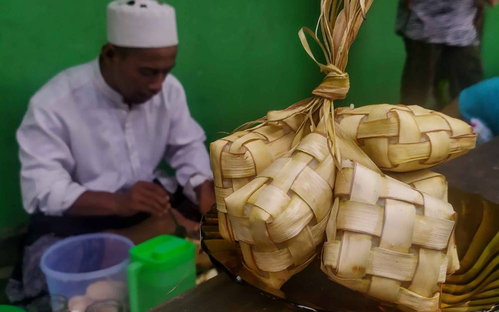 Salah seorang warga Sampit, Kotawaringin Timur yang masih melaksanakan lebaran ketupat.