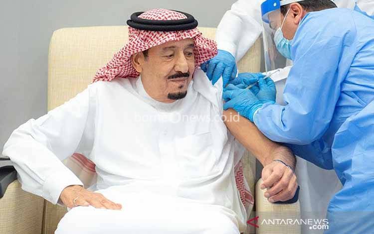 Raja Saudi Salman bin Abdulaziz mendapat dosis vaksin penyakit virus Corona (COVID-19) di Neom, Arab Saudi, 8 Januari 2021
