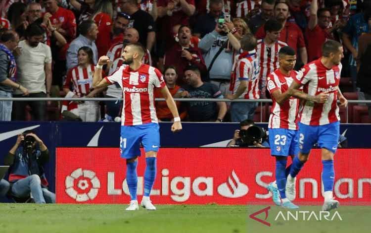 Pemain sayap Atletico Madrid Yannick Carrasco (kiri) merayakan golnya ke gawang Real Madrid dalam lanjutan Liga Spanyol di Stadion Wanda Metropolitano, Madrid, Spanyol, Minggu (8/5/2022) waktu setempat