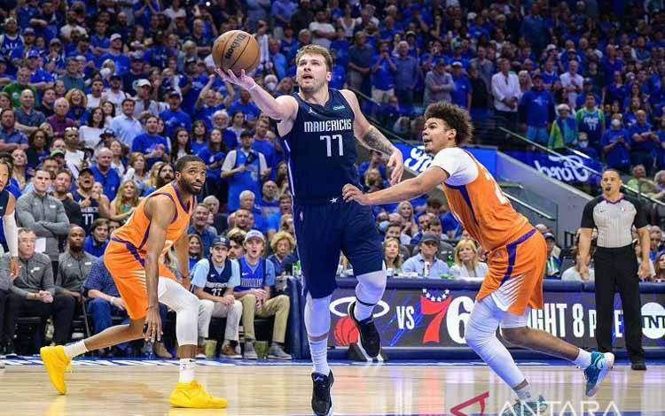 Mavericks Imbangi Suns 2-2 Usai Rebut Gim 4