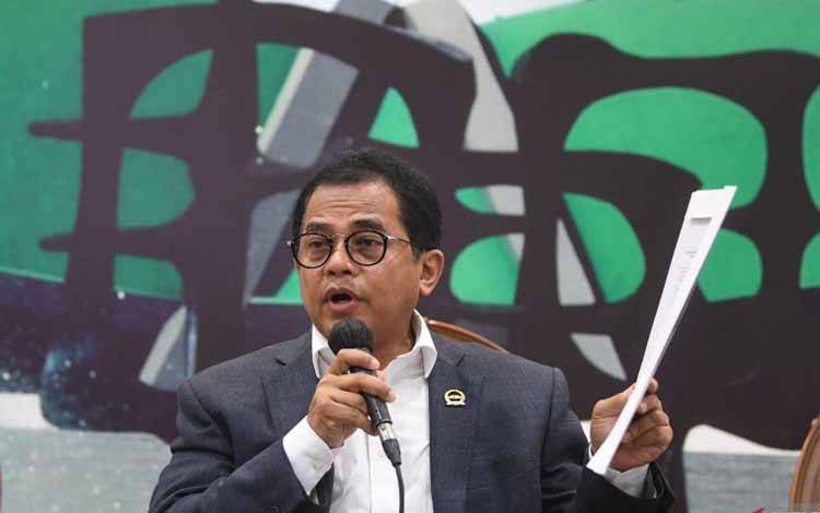 Sekretaris Jenderal DPR Indra Iskandar memberikan keterangan pers soal anggaran Rp48,7 miliar untuk penggantian gorden di rumah jabatan anggota dewan di Kompleks Parlemen, Senayan, Jakarta, Senin (28/3/2022)