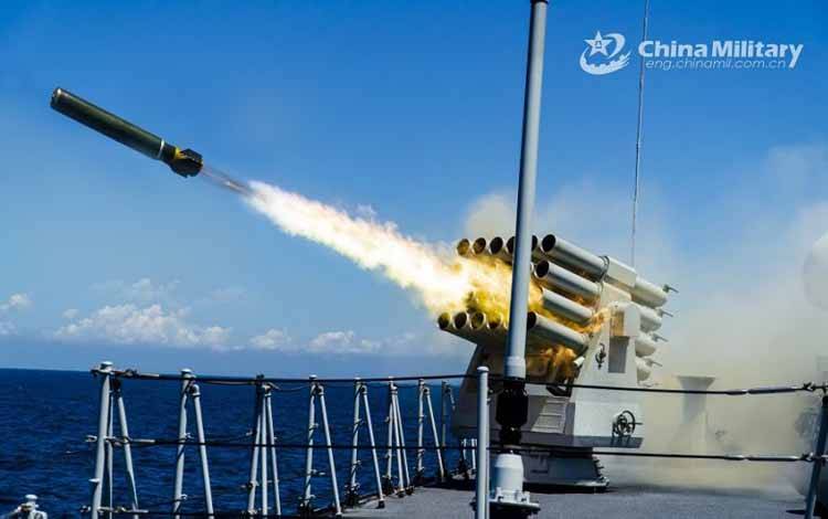 Kapal perusak radar milik Angkatan Laut China Hull 568 saat menjalani misi latihan tempur di Laut China Selatan pada 18 Juni 2020