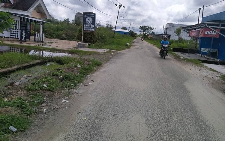 Kondisi Jalan Kenan Sandan, Kecamatan Baamang usai diperbaiki.