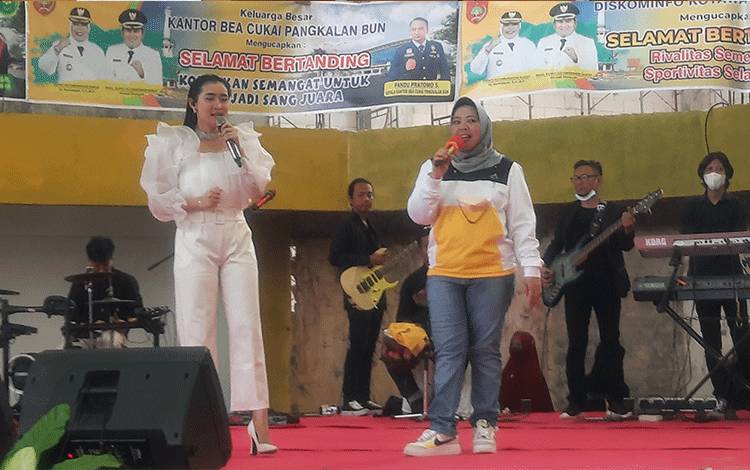 'Ratu Ambyar' Yeni Inka Tampil di Peresmian Gedung Sport Center Pangeran Ratu Alamsyah