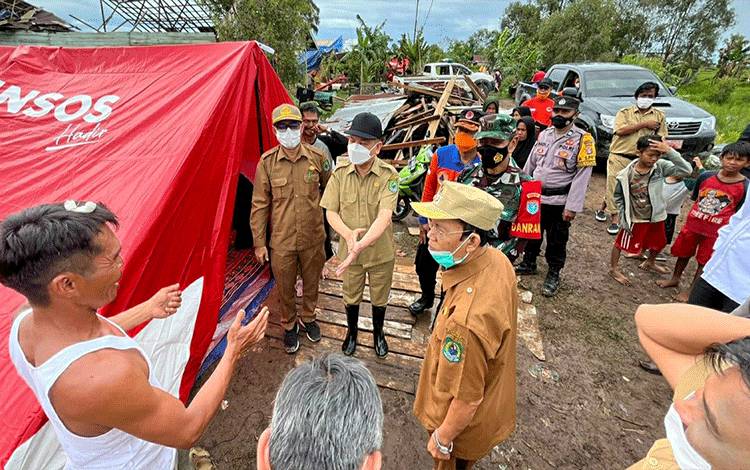 Warga Terdampak Bencana Puting Beliung di Kapuas Timur Terima Bantuan dari Pemkab