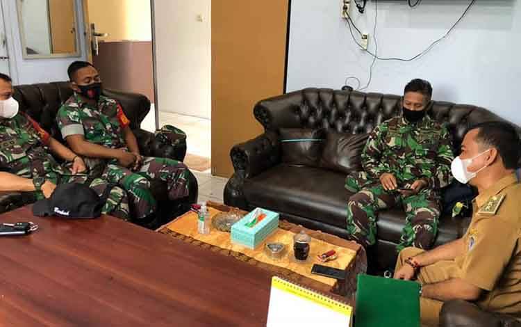 Lurah Kuala Pembuang I Terima Kunjungan Danramil Seruyan Hilir Bahas Berbagai Program