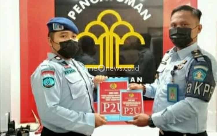 Kepala KPR Rutan Kapuas Bagikan Buku Saku untuk Petugas Pengamanan P2U